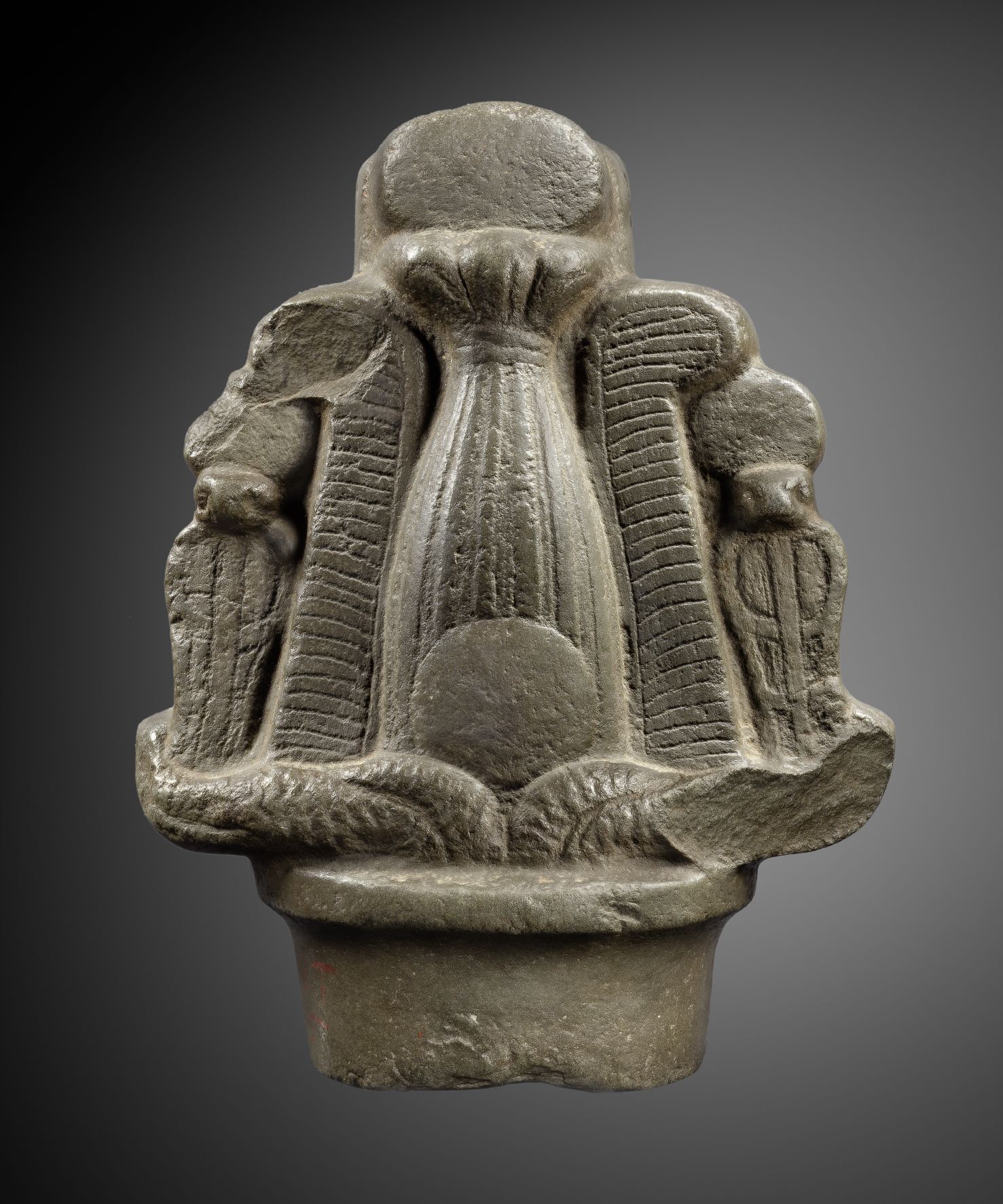 <h2>Rare élément de statue représentant une couronne rapportée au nom de Ramsès II</h2>