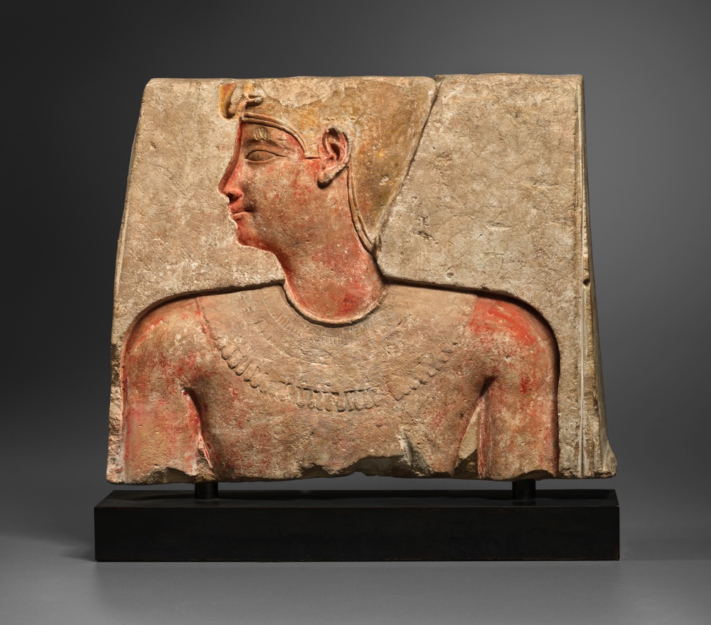 <h2>Relief Égyptien Polychrome représentant un Portrait Royal</h2>