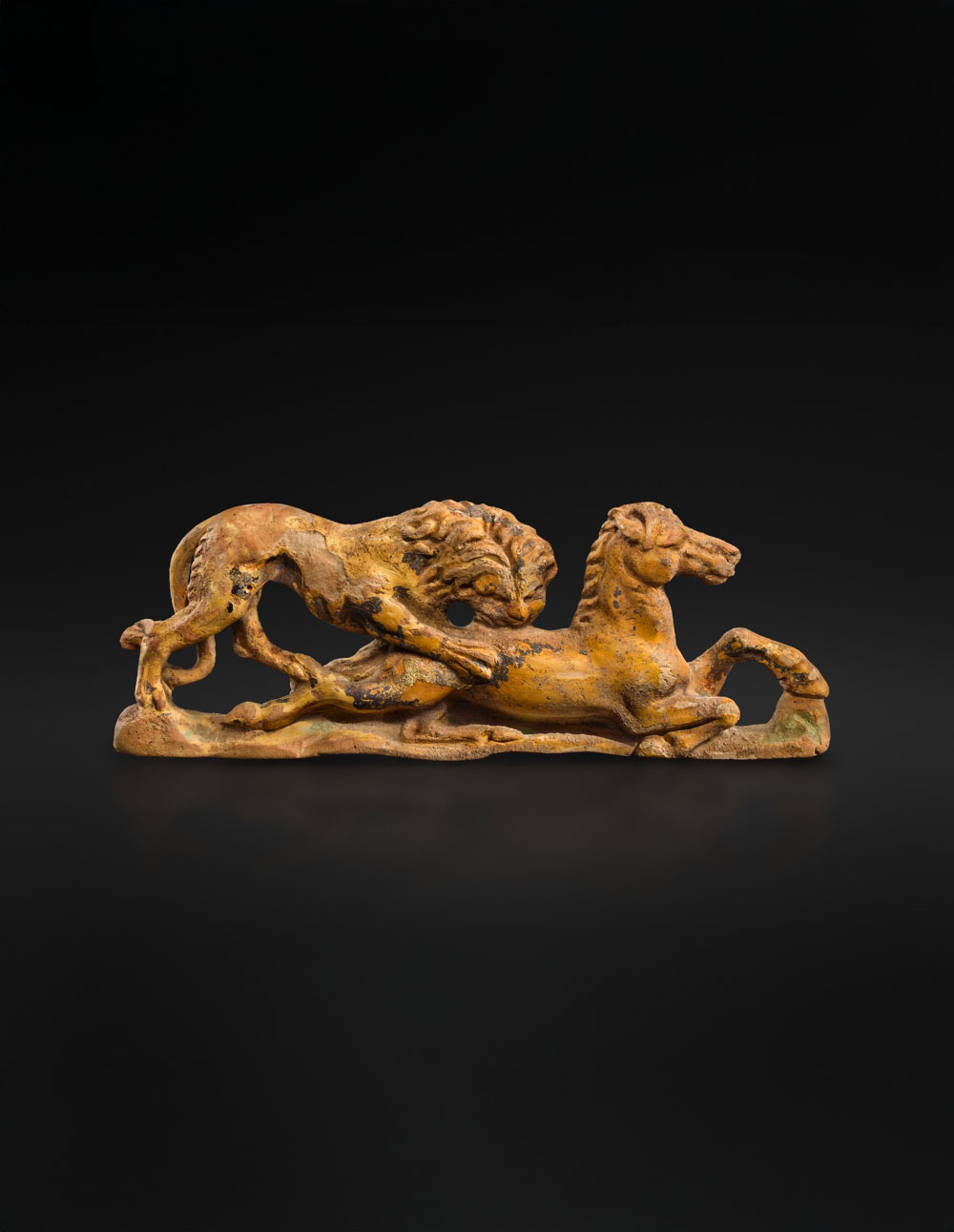 <h2>Applique ajourée en haut-relief figurant un lion dévorant un cheval</h2>