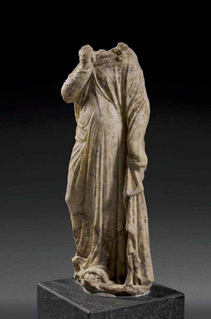 <h2>Statue romaine d'une muse en marbre</h2>
